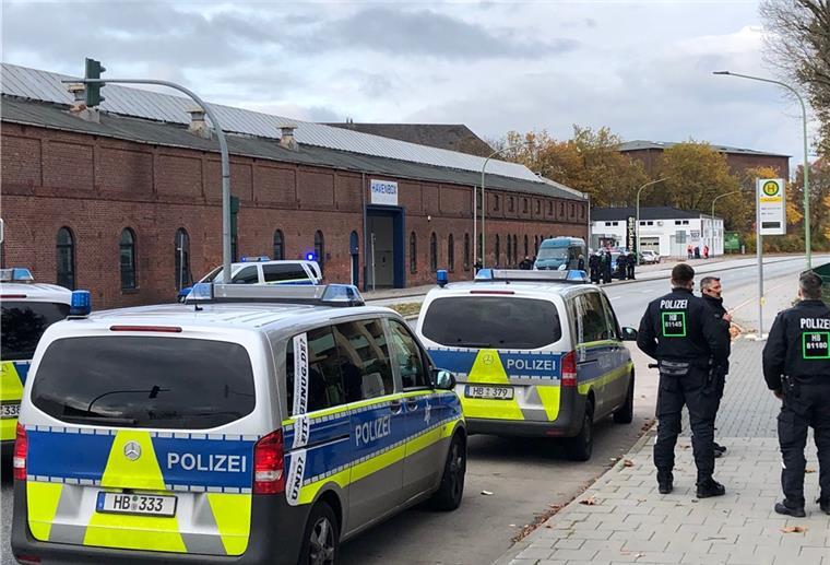 Bremerhaven: Polizeieinsatz löst Stau in der Elbestraße aus Blaulicht