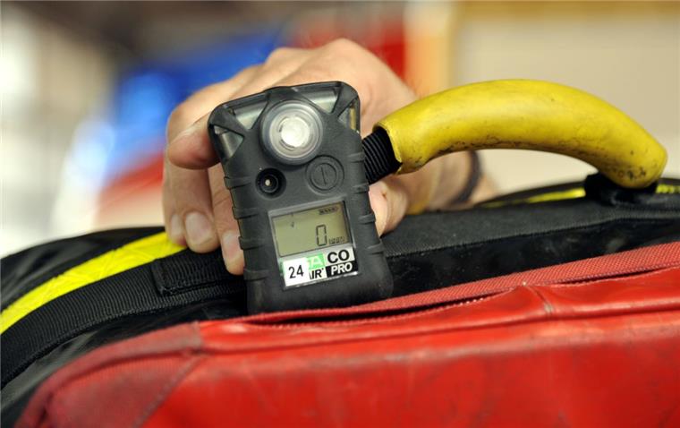 Neuer Hafen: CO-Melder schlagen auf einer Yacht Alarm Durch einen solchen Kohlenmonoxid-Melder sind die Rettungskräfte auf das gefährlich Gas auf der Yacht aufmerksam geworden.