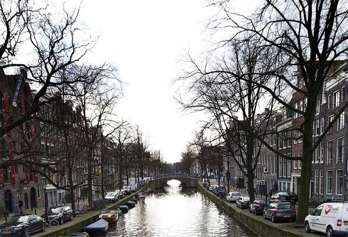 Amsterdam: Polizist mit Surfbrett auf Verbrecherjagd Kanal in Amsterdam