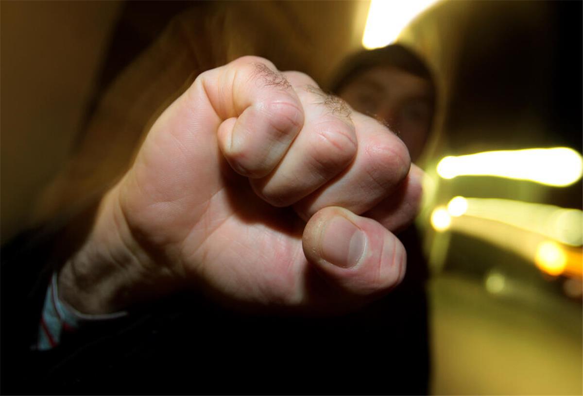 Bremen: 20-Jähriger von drei Männern beraubt und geschlagen  Ein junger Mann hebt seine geballte Faust