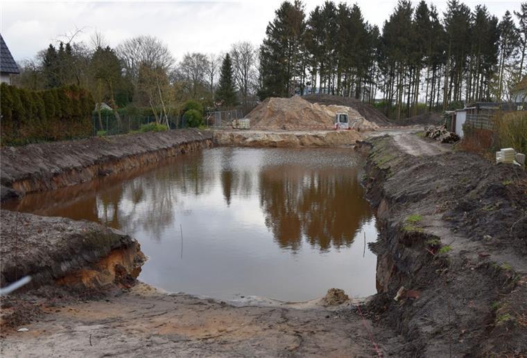 Durch Grund- und Oberflächenwasser ist diese Baugrube an der Straße Moorhöfe vollgelaufen. Geplant ist dort der Neubau von zwei Doppelhäuser mit je vier Wohneinheiten und Tiefgarage.