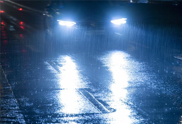 Glatteisregen in Niedersachsen und Bremen erwartet Durch überfrierende Nässe oder gefrierenden Regen kann Glatteis auftreten.
