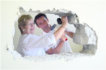 Durchbruch für die „Familienoase“ im Jahr 2013: Annette Faße, Vorsitzende des Fördervereins FRED, und Dr. Volker Dietrichs, damals Chefarzt der Orthopädie in Debstedt, legten Hand an. Dietrich ist nicht mehr in Debstedt. Und ob der Förderverein umziehen wird, ist noch offen.