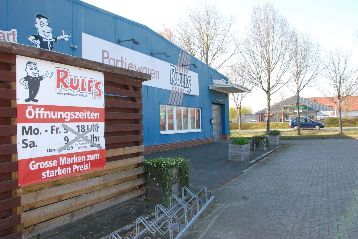 Nach Insolvenz: Sonderpostenmarkt Rulfs vor ungewisser Zukunft Durchgestrichene Öffnungszeiten: Der Sonderpostenmarkt Rulfs in Schiffdorf ist pleite und seit Januar geschlossen.