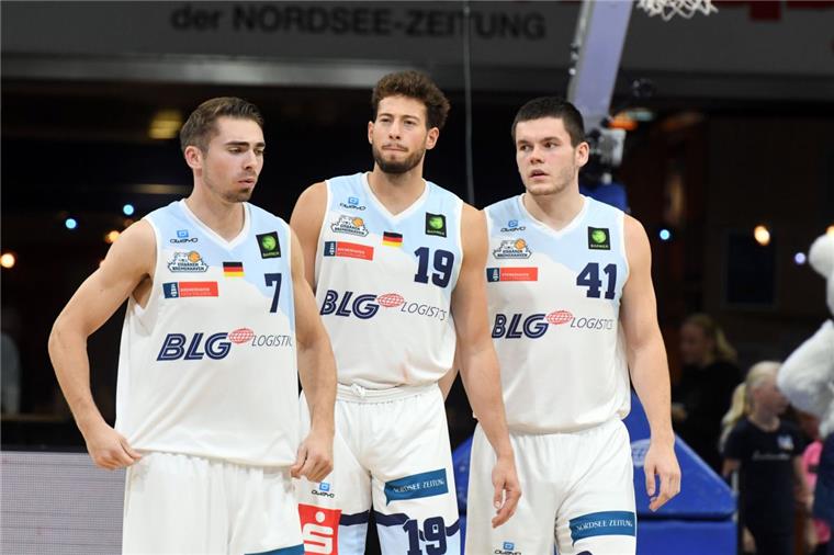 Eisbären gewinnen auch gegen Aufsteiger Schwenningen Durften sich über den ersten Heimsieg mit den Eisbären freuen (von links): Adrian Breitlauch, Sid-Marlon Theis und Will Vorhees.