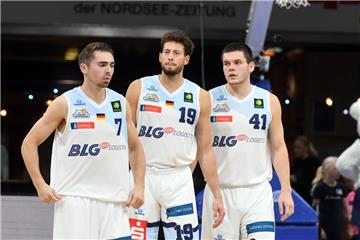 Durften sich über den ersten Heimsieg mit den Eisbären freuen (von links): Adrian Breitlauch, Sid-Marlon Theis und Will Vorhees.