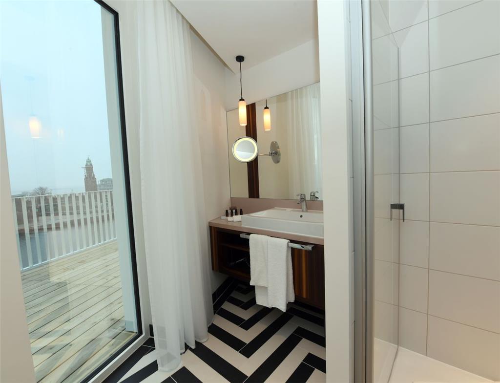 Dusche mit Blick nach draußen. Foto Scheer