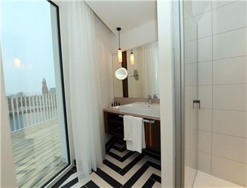 Dusche mit Blick nach draußen. Foto Scheer