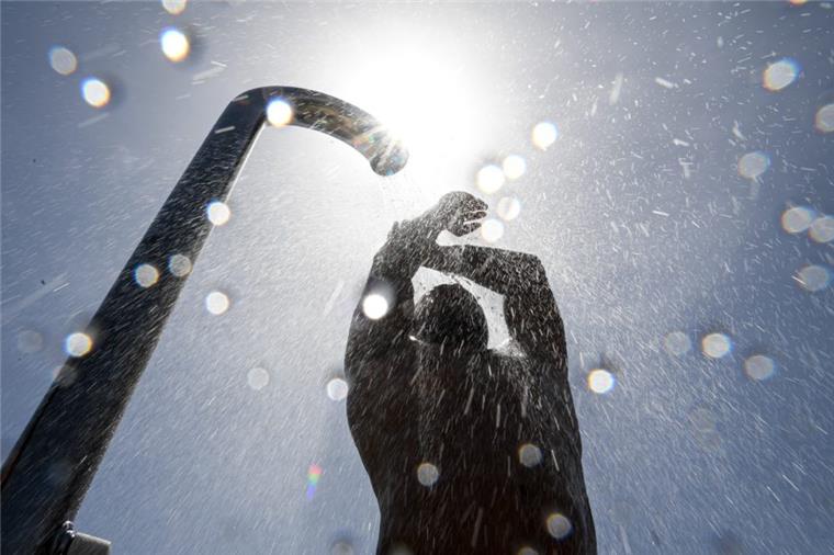 Wasser sparen! Wasserverband Wesermünde mit Aufruf Dusche unter freiem Himmel.