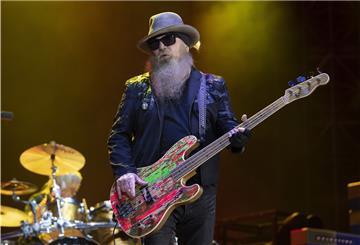 Dusty Hill, Bassist der Rockband ZZ Top, 2019 bei einem Konzert in der Burg Clam.