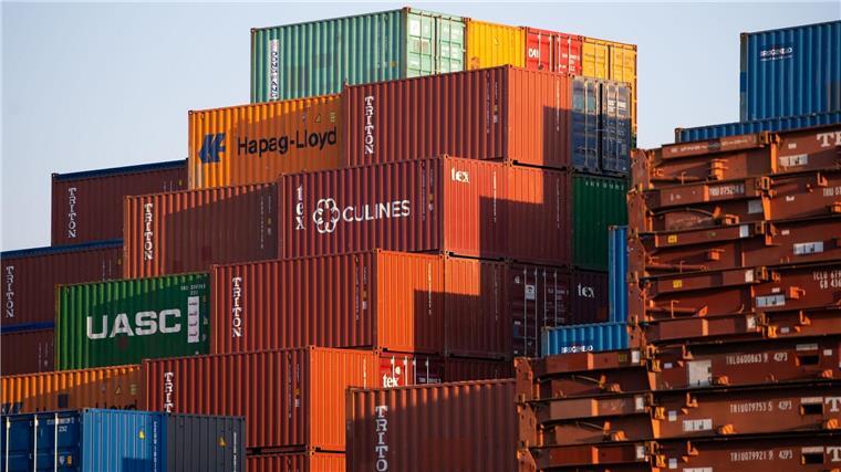 Seehäfen bekommen schwachen Außenhandel zu spüren Dutzende Frachtcontainer stehen aufgestapelt im Hamburger Hafen.