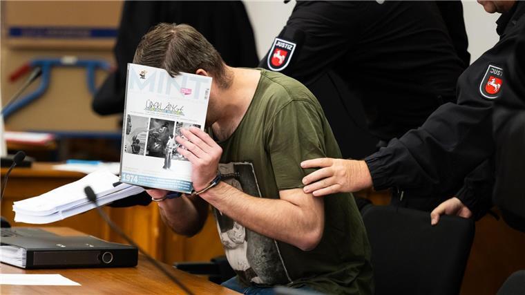 „Aufstachelung zu Hass“ - Fünf Männer vor Gericht Dutzende Lieder mit Aufrufen zu Gewalt gegen Ausländer und nationalsozialistischer Ideologie soll die Gruppe Männer produziert und verbreitet haben.