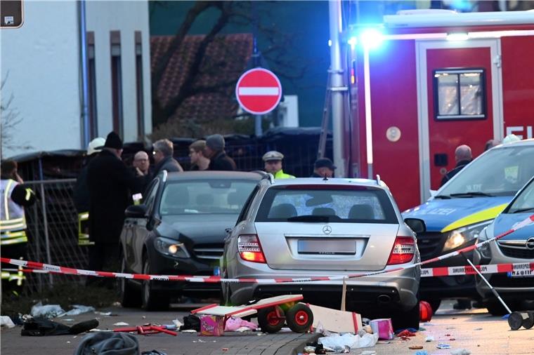 Dutzende Menschen wurden bei dem Zwischenfall in Volkmarsen verletzt. Die Polizei geht davon aus, dass der Fahrer sein Auto absichtlich in die Menge steuerte.