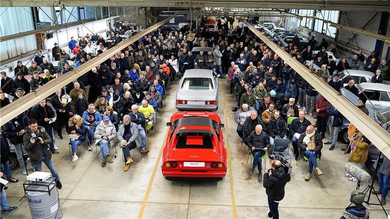 Klassische und exotische Autos versteigert Dutzende Oldtimer werden bei einer Auktion versteigert.