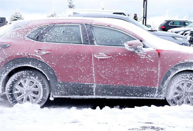 Ein mit Frost überzogenes parkendes Auto auf dem Fichtelberg. Zahlreiche Urlauber haben den Schneefall am Ende der Weihnachtsferien für den Wintersport genutzt. (zu dpa: «Glatteis und Schnee bringen Verkehr durcheinander»)