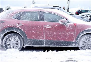 Ein mit Frost überzogenes parkendes Auto auf dem Fichtelberg. Zahlreiche Urlauber haben den Schneefall am Ende der Weihnachtsferien für den Wintersport genutzt. (zu dpa: «Glatteis und Schnee bringen Verkehr durcheinander»)
