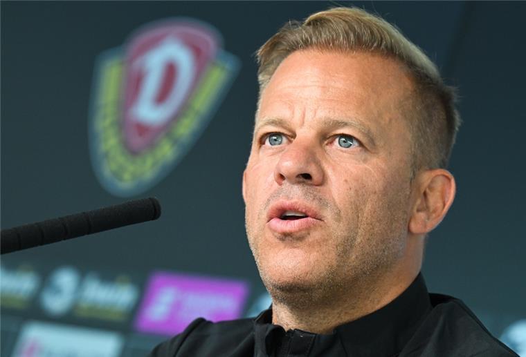 Markus Anfang, neuer Trainer des Drittligisten SG Dynamo Dresden, spricht bei seiner Vorstellung in der AOK PLUS Walter-Fritzsch-Akademie auf dem Podium.