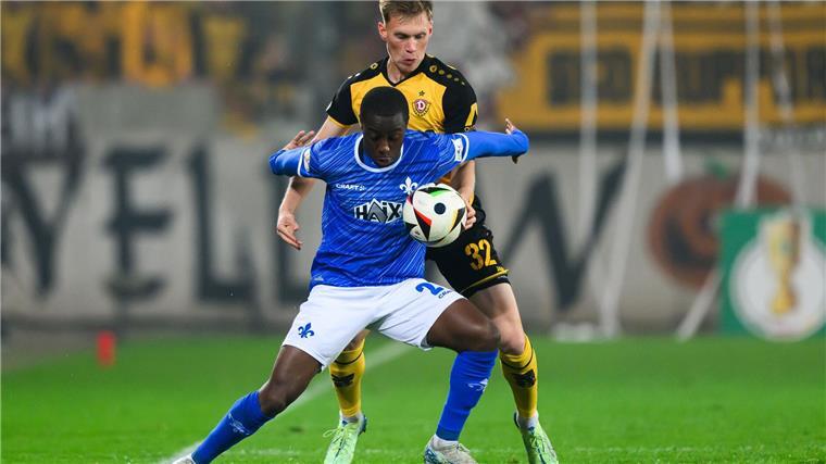Kontertor in der Verlängerung: Darmstadt im Achtelfinale Dynamos Jonas Sterner spielt gegen Darmstadts Merveille Papela den Ball mit der Hand.