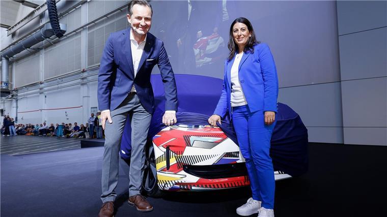 VW zeigt 25.000-Euro-Stromer - aber nur intern E-Auto im Polo-Format: Markenchef Thomas Schäfer und Betriebsratsvorsitzende Daniela Cavallo geben einen ersten Ausblick auf das Modell. (Handout-Foto)