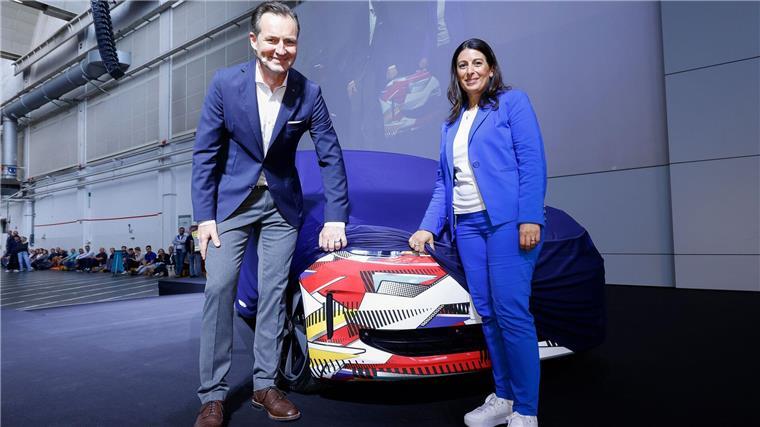 Namen statt Nummern: VW macht ID.2 zum ID. Polo E-Auto im Polo-Format: Markenchef Thomas Schäfer und Betriebsratsvorsitzende Daniela Cavallo geben einen ersten Ausblick auf das Modell. (Handout-Foto)