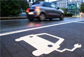Ein Symbol markiert einen Parkplatz an einer Ladesäule für Elektroautos. 