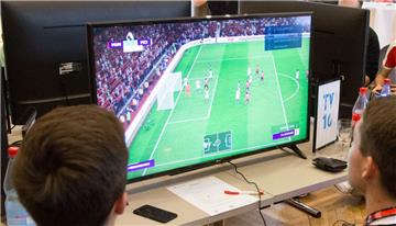 E-Football ist längst ein Massenphänomen, immer mehr junge Menschen zocken an der Konsole.
