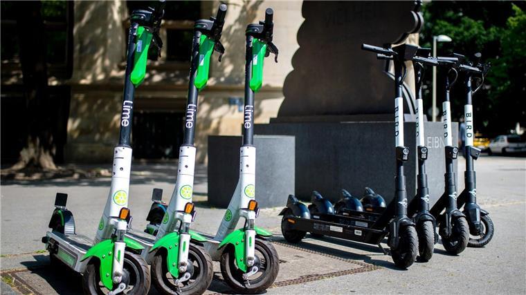 E-Scooter der Elektro-Tretroller-Sharing-Anbieter Lime und Bird stehen in der Innenstadt.