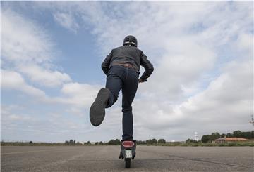 E-Scooter müssen - wie auf diesem Bild - ein Kennzeichen tragen. Die Polizei Bremerhaven hat wiederholt Elektroroller ohne Kennzeichen sichergestellt.
