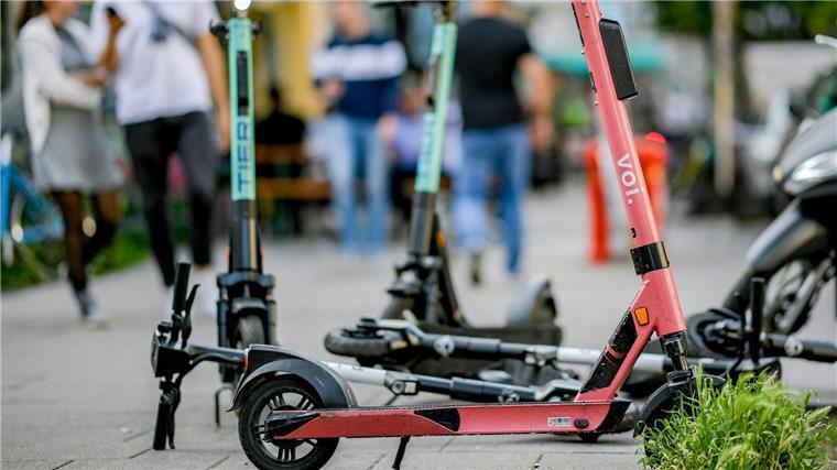 Statistik: Immer mehr Unfälle mit E-Scootern E-Scooter stehen auf einem Gehweg.