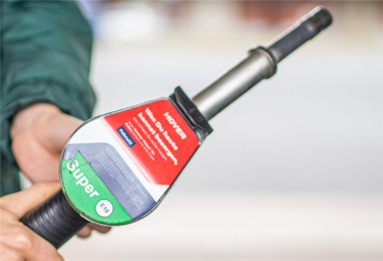 E10 tanken: Was wirklich hinter den Vorurteilen um den Billig-Sprit steckt Ein Mann hält einen Zapfhahn mit der Aufschrift E10. Ein Experte erklärt, wer den günstigen Sprit tanken darf.