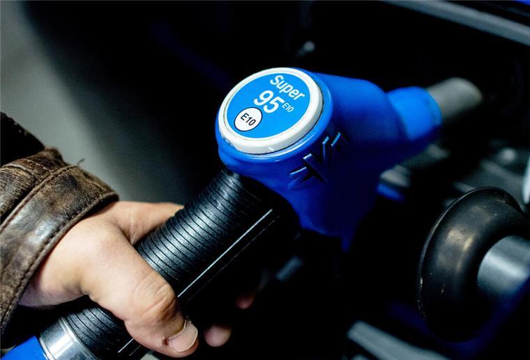 E10 tanken: So hoch ist der Mehrverbrauch durch den Billig-Sprit wirklich Ein Mann steckt kurz nach Mitternacht die Zapfpistole aus der Tanksäule an einer Tankstelle in sein Fahrzeug.