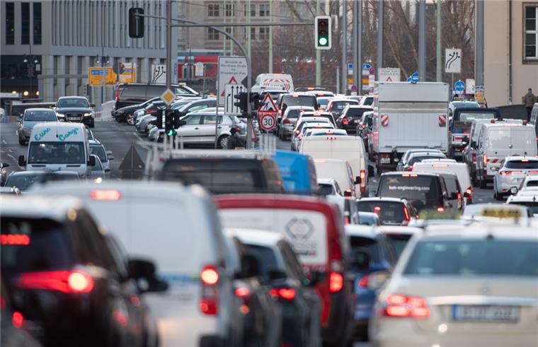 Autoverkehr: Bremer stehen sehr lange im Stau Echt nervig - mit dem Auto im Stau stehen.