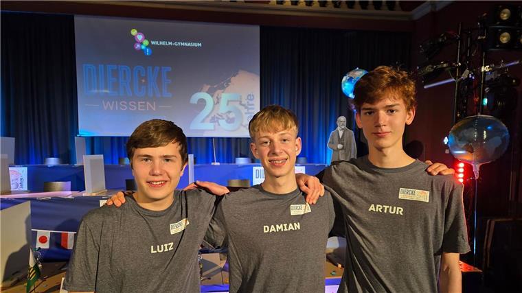 Echte Auskenner in Sachen Erdkunde: Luiz Loewenstein aus Hamburg (Platz 3, l-r), Damian Schillinger aus Baden-Württemberg (Platz 1) und Artur Richter aus Sachsen (Platz 2).