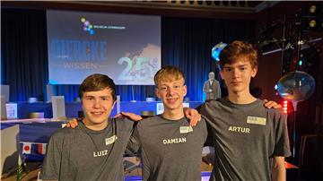 Echte Auskenner in Sachen Erdkunde: Luiz Loewenstein aus Hamburg (Platz 3, l-r), Damian Schillinger aus Baden-Württemberg (Platz 1) und Artur Richter aus Sachsen (Platz 2).
