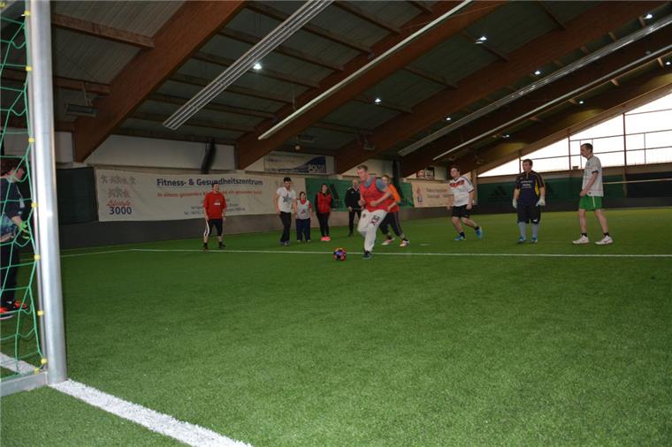 Lebenshilfe kickt in Nash-Fußballschule in Dorum Echte Knipser am Werk: Im Nash-Fußballcenter in Dorum trainieren Sportbegeisterte der Lebenshilfe Cuxhaven. Foto Seelbach