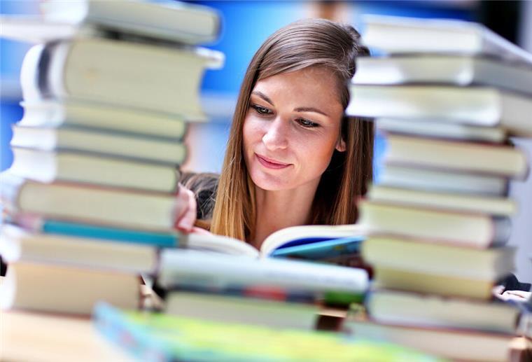 Steuerliche Absetzbarkeit von Medienkosten: Was ihr wissen müsst Echter Bücherwurm? Nur, wenn Ihre Literatur einen klaren Zusammenhang zu Ihrem Job aufweist, haben Sie Chancen, die Kosten dafür von der Steuer abzusetzen.