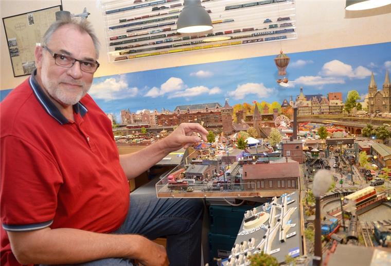 Cuxland: Modelleisenbahner baut reale Vorbilder detailgetreu nach Eckard Roling an seinem Kommandostand vor einem Teil seiner Modellbahnanlage. Doch spielen tut er selten, er erweitert die detailgetreue Anlage lieber stetig.
