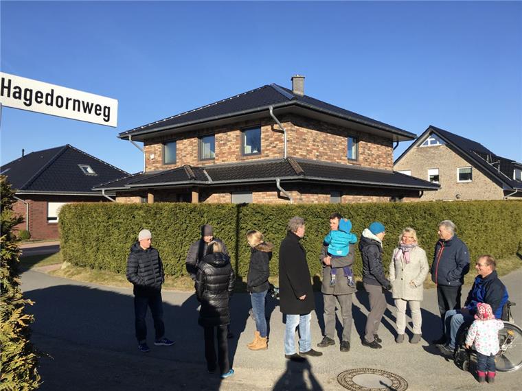 Leherheide: Häuslebauer warten seit Jahren auf schon bezahlte Straße Ecke Hagedorn-/Maronenweg formieren sich etliche der Häuslebauer, die zornig sind: Ihre Straßen sind auch nach 10, 15 Jahren noch unbefestigt. Dabei haben sie für den Ausbau teuer bezahlt.