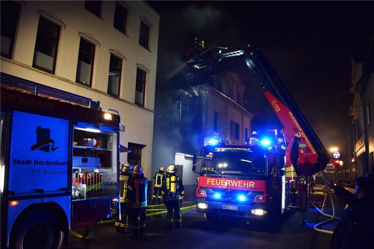 Nordenham: Großeinsatz der Feuerwehr bei Brand in der Hansingstraße Ecke Hansingstraße/Bahnhofstraße hat es in der Nacht zu Mittwoch in Nordenham gebrannt.
