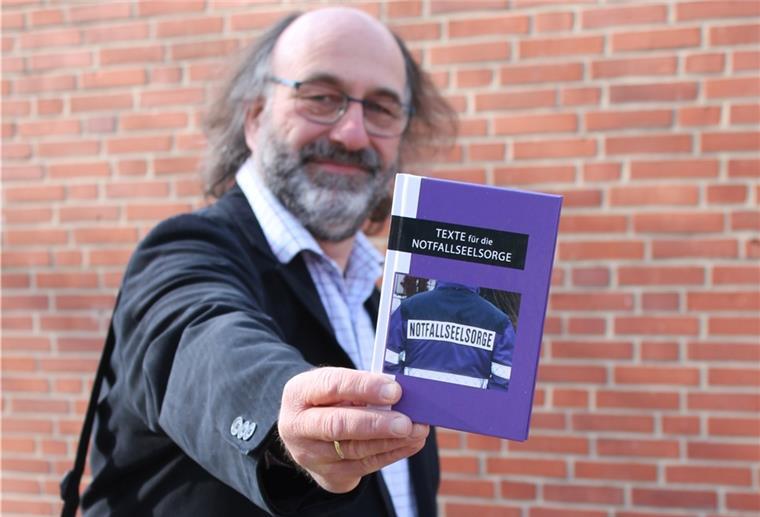 Cuxland: Im Notfall tröstet der Seelsorger Eckhardt Bock mit dem Notfall-Buch.
