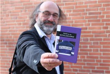 Eckhardt Bock mit dem Notfall-Buch.