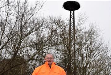 Eckwardens Storchenvater Ulrich Bachmann fordert Landrat Stephan Siefken dazu auf, zu der Abrissaktion in Ovelgönne persönlich Stellung zu beziehen.