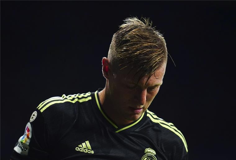 Fußballspruch des Jahres: Scholz, Kroos und Magull nominiert Toni Kroos bereitet sich auf einen Eckball vor.