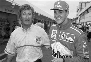 Der damalige Formel-1-Teamchef Eddie Jordan (l) und der damalige Formel-1-Pilot Michael Schumacher am 10. April 1997 an der Rennstrecke von Buenos Aires.