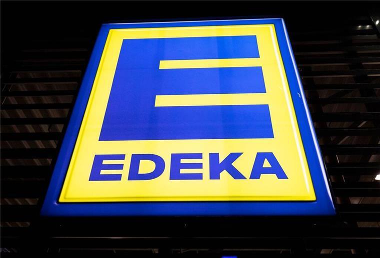 Edeka streicht völlig überraschend einen Service - Kunden müssen sich jetzt umstellen Ein Logo weist auf ein Einkaufcenter des Lebensmittelhändlers Edeka hin.