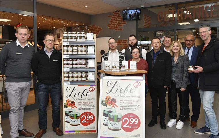Elbe-Weser-Werkstätten und Edeka gegen Lebensmittelverschwendung Edeka und Mitarbeiter der Elbe-Weser-Werkstätten arbeiten zusammen an verschiedenen Chutney-Sorten aus aussortieren, aber noch genießbaren Lebensmitteln. Sie gehen so gegen Lebensmittelverschwendung vor.