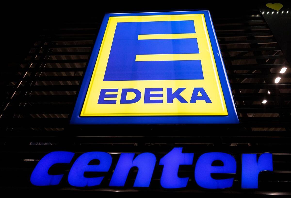 Neuer Edeka-Service: Alte Geräte abgeben und Einkaufsgutschein kassieren Ein Logo weist auf ein Einkaufcenter des Lebensmittelhändlers Edeka hin.