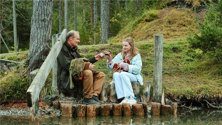 Die Kinostarts der Woche Edgar Selge und Luna Wedler in einer Szene aus dem Film „Marianengraben“.