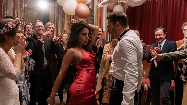 Klamauk mit Herz: Komödie „Trauzeugen“ startet im Kino Edin Hasanovic als Jakob und Almila Bagriacik als Marie tanzen.