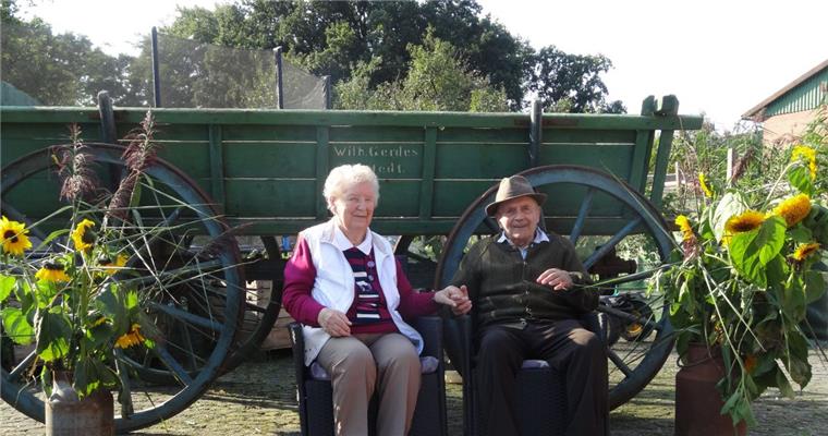 Alfstedter Ehepaar geht seit 65 Jahren Hand in Hand durchs Leben Edith und Heinrich Gerdes aus Alfstedt halten sich zufrieden an den Händen fest: 65 Jahre sind sie jetzt verheiratet.
